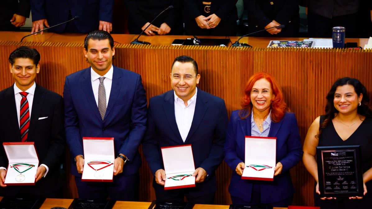 Cada presidencia de las comisiones legislativas entregaron las medallas en educación, cultura y la atención de la salud.