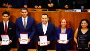 Cada presidencia de las comisiones legislativas entregaron las medallas en educación, cultura y la atención de la salud.
