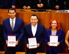 Cada presidencia de las comisiones legislativas entregaron las medallas en educación, cultura y la atención de la salud.