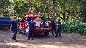 Protección Civil y Bomberos de Puerto Vallarta acudieron para atender el reporte en el terreno ubicado a un costado del cauce del río Pitillal