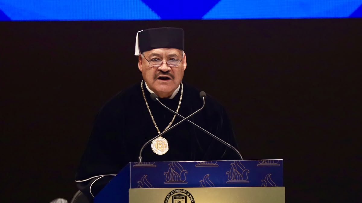 El rector brinda su informe anual de actividades ante la comunidad universitaria.