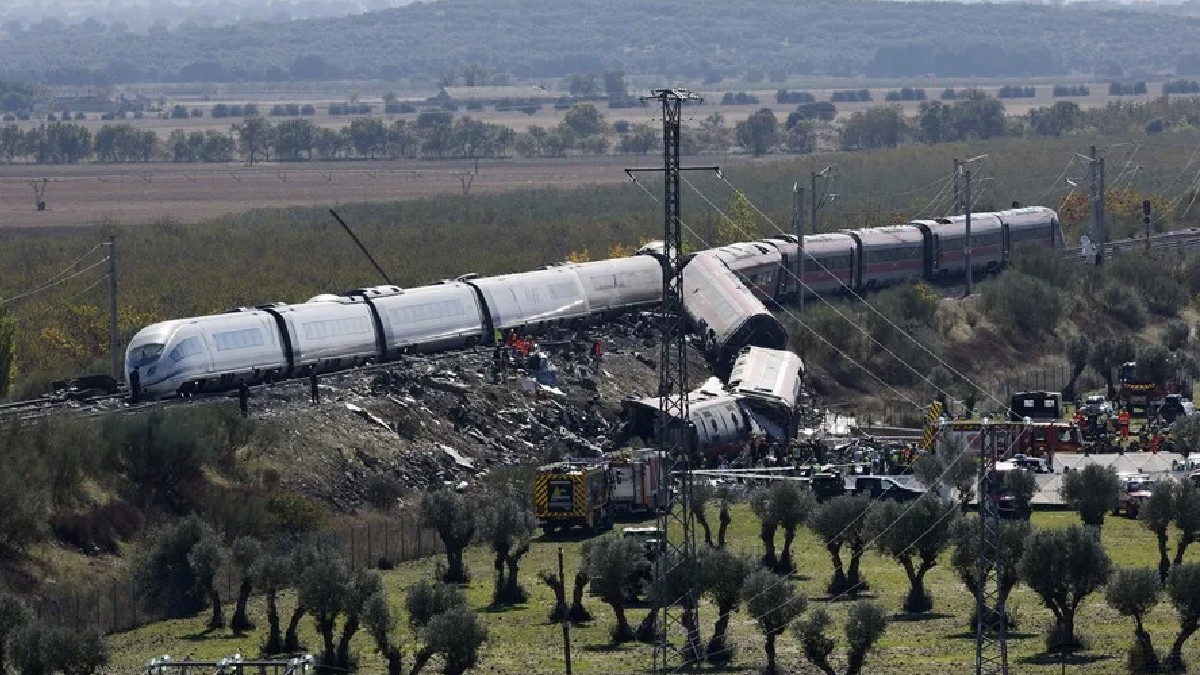 Servicios de emergencia y miembros de la Guardia Civil trabajan en el lugar del accidente de dos trenes de alta velocidad en Toledo, España