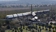 Servicios de emergencia y miembros de la Guardia Civil trabajan en el lugar del accidente de dos trenes de alta velocidad en Toledo, España