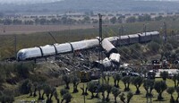 Servicios de emergencia y miembros de la Guardia Civil trabajan en el lugar del accidente de dos trenes de alta velocidad en Toledo, España