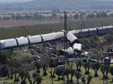 Servicios de emergencia y miembros de la Guardia Civil trabajan en el lugar del accidente de dos trenes de alta velocidad en Toledo, España