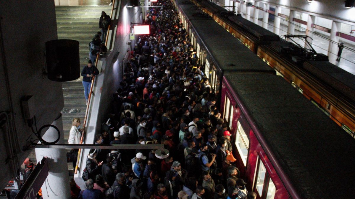 Usuarios reportan retrasos o afectaciones en el servicio a través de las redes sociales del Metro CdMx. | Andrea Murcia