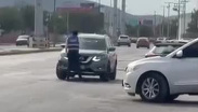 VIDEO | Conductora en sentido contrario atropella a agente de Tránsito en Torreón