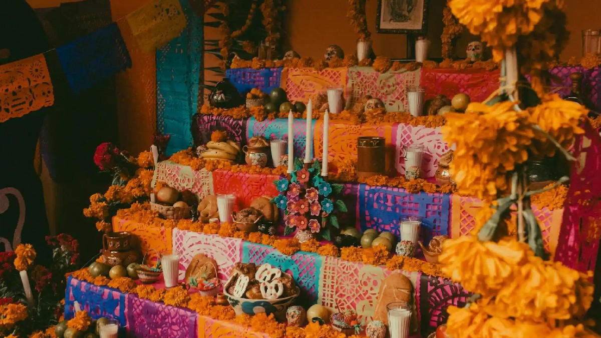 El altar de Día de Muertos es una ofrenda llena de color y sabor.