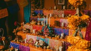 El altar de Día de Muertos es una ofrenda llena de color y sabor.