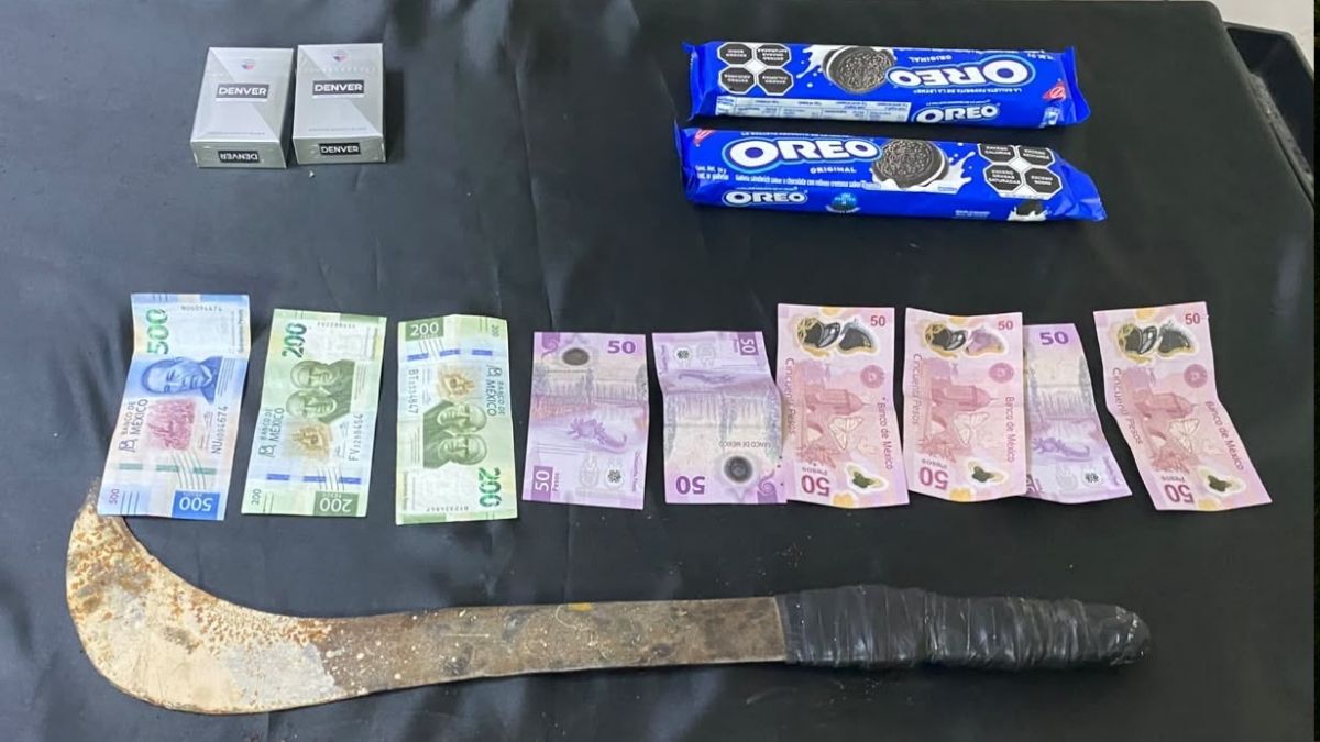Al momento de su captura se le aseguró el arma blanca, el dinero en efectivo y cuatro paquetes de productos comestibles.