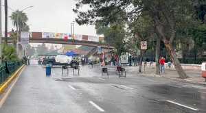 Casas de campaña y vehículos permanecen sobre la vialidad como parte del campamento estudiantil instalado frente al plantel.