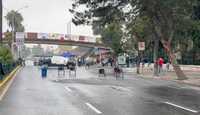 Casas de campaña y vehículos permanecen sobre la vialidad como parte del campamento estudiantil instalado frente al plantel.