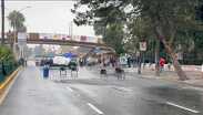 Casas de campaña y vehículos permanecen sobre la vialidad como parte del campamento estudiantil instalado frente al plantel.