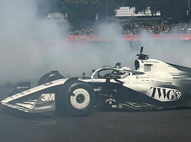 Checo Pérez celebra su GP número 300