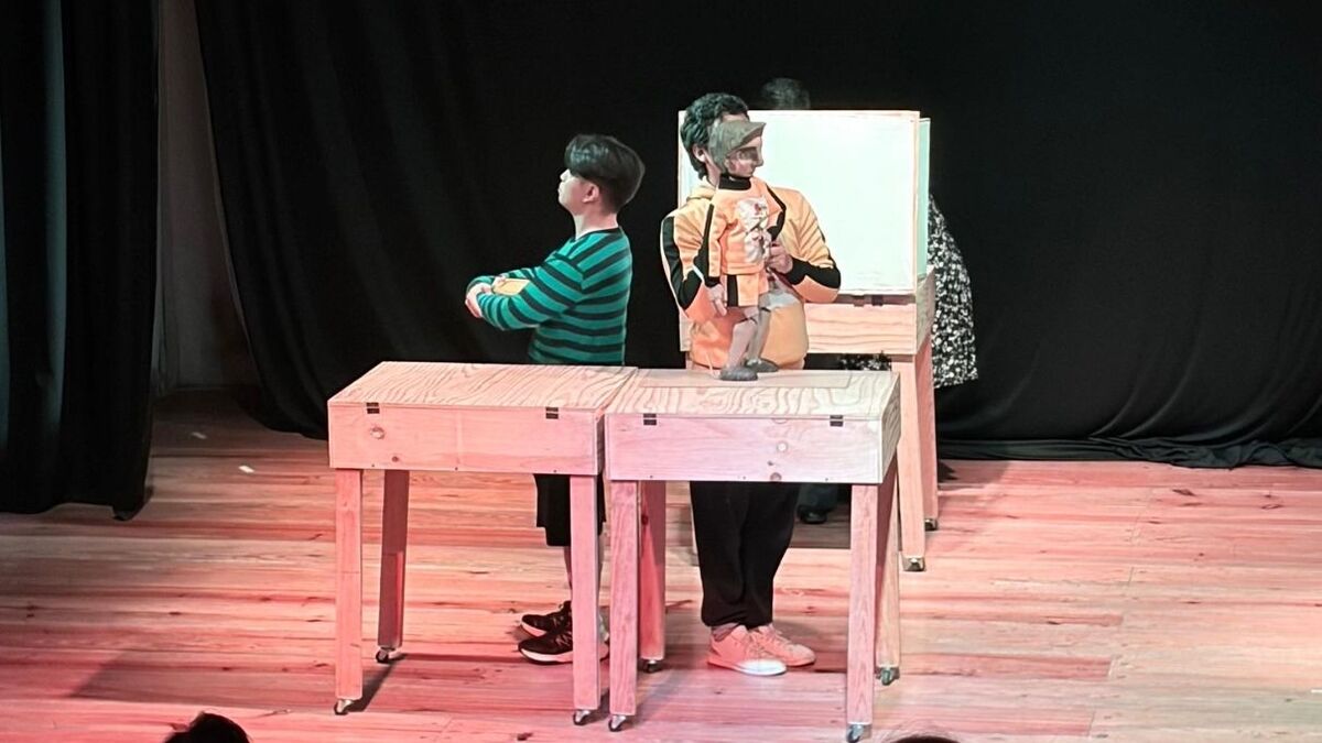 El director Arnulfo Reveles y el actor César buscan visibilizar la importancia de acompañar el proceso emocional en la niñez a través de la obra.