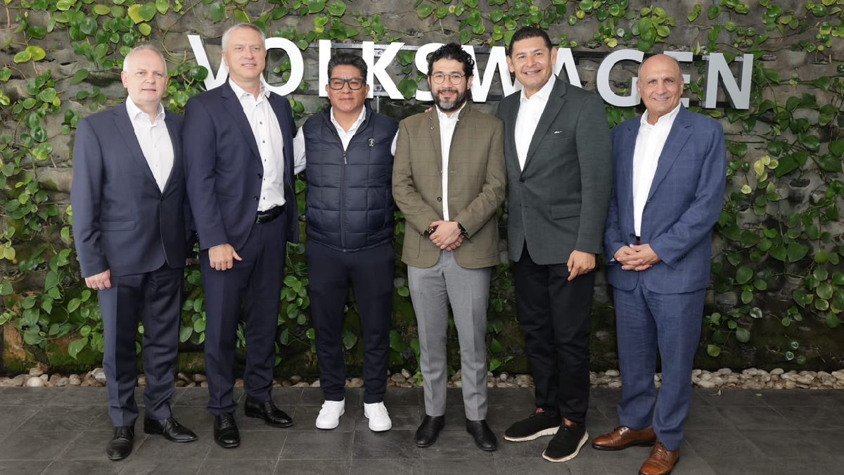 Holger Nestler, presidente y CEO de Volkswagen de México, junto al gobernador Alejandro Armenta y otros invitados a la planta de VW Puebla | @Gob_Pueb