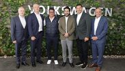 Holger Nestler, presidente y CEO de Volkswagen de México, junto al gobernador Alejandro Armenta y otros invitados a la planta de VW Puebla | @Gob_Pueb