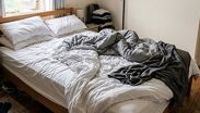 El imputado regresó temprano de su trabajo para dar una sorpresa a su familia y encontró al sujeto en ropa interior sobre la cama junto a su esposa