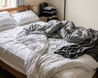 El imputado regresó temprano de su trabajo para dar una sorpresa a su familia y encontró al sujeto en ropa interior sobre la cama junto a su esposa