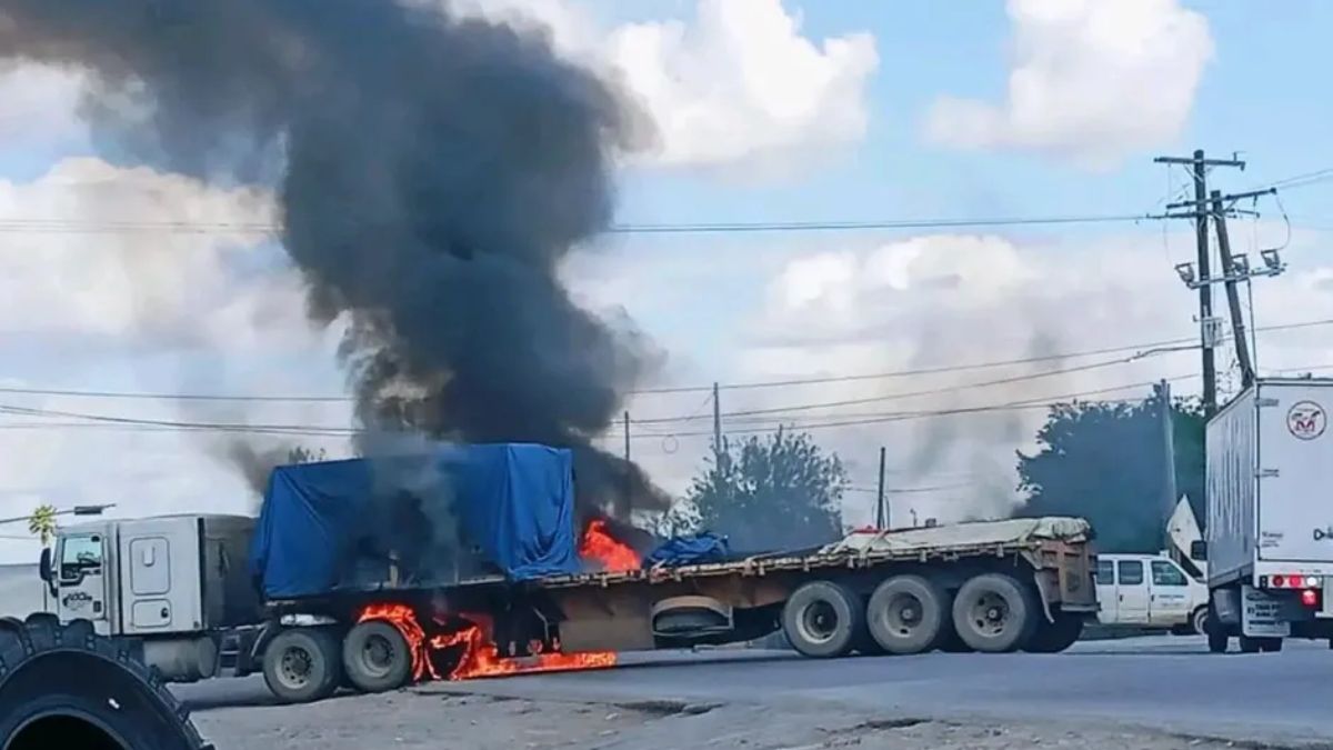 Incendian camiones usados para bloqueos en Matamoros.| Especial