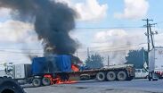 Incendian camiones usados para bloqueos en Matamoros.| Especial