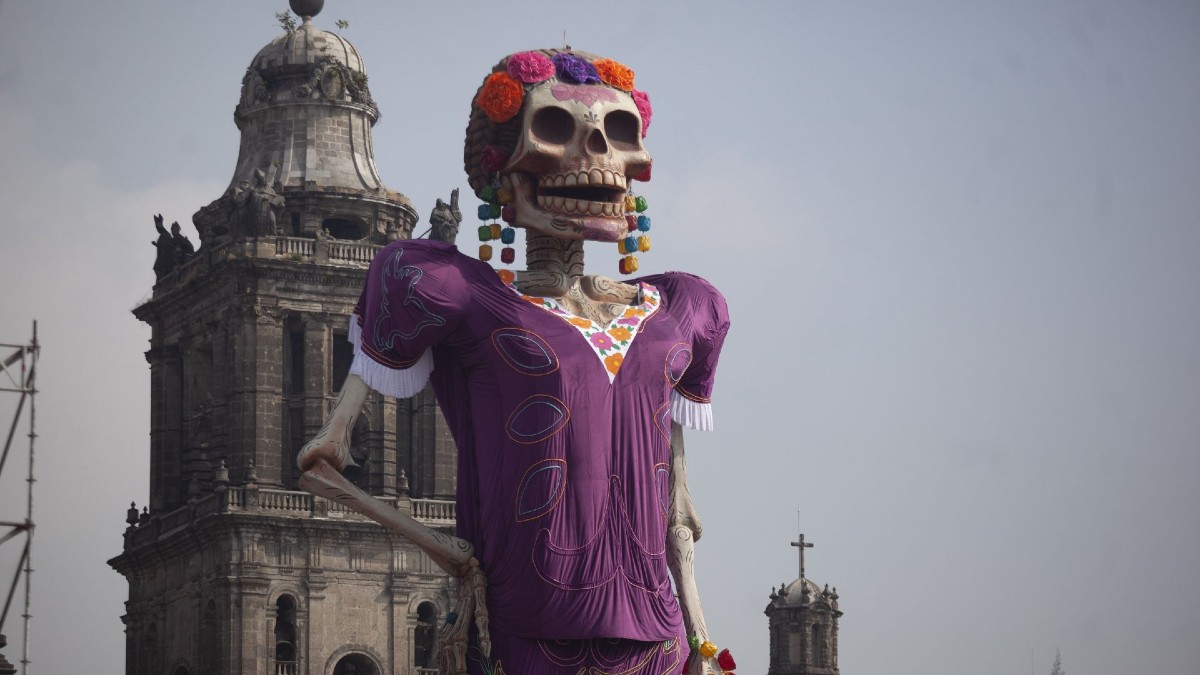 Instalan en el Zócalo CdMx la Catrina que rompió Récord Guinness.