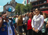 Sigue las instrucciones de las autoridades de protección civil durante un evento sísmico.