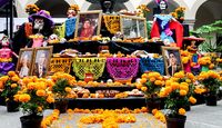 La ofrenda es una manera de mantener presente a quienes murieron, así como de preparar su regreso temporal a casa / Agencia Es Imagen