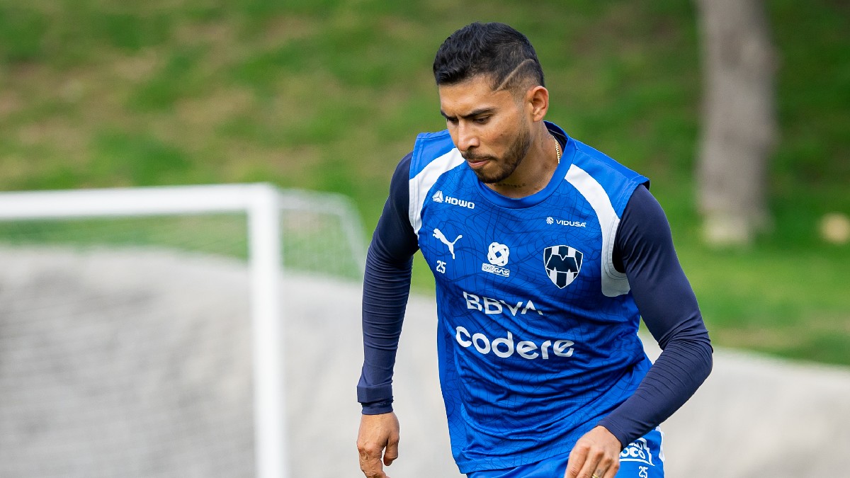 Orbelín Pineda salió expulsado del partido ante Chivas tras una roja directa.