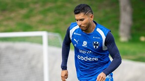 Orbelín Pineda salió expulsado del partido ante Chivas tras una roja directa.