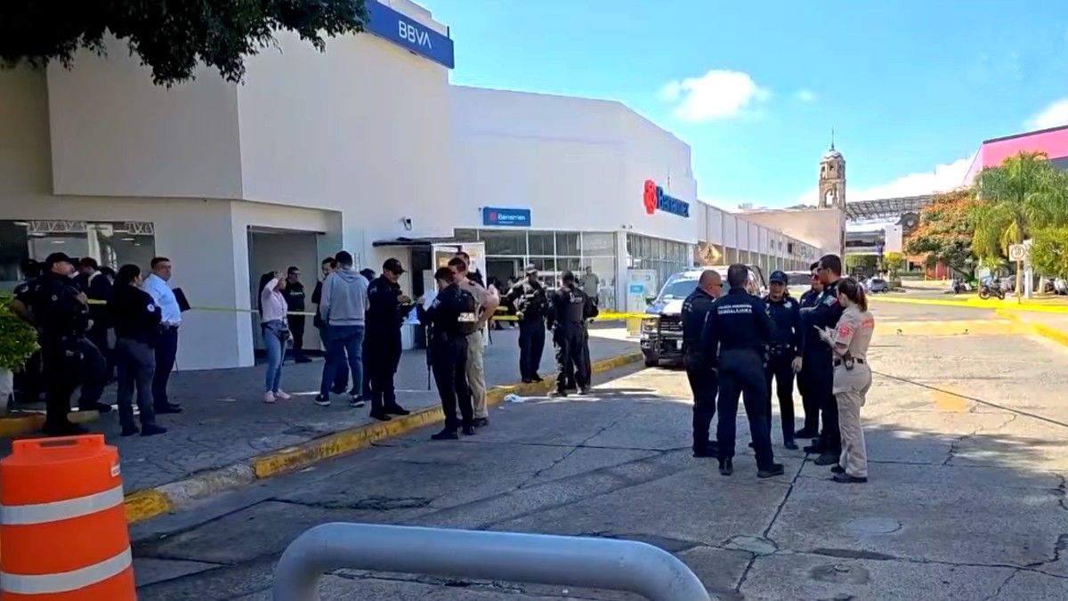 Cinco personas resultaron con crisis nerviosa debido al ataque e incendio dentro del banco en Guadalajara