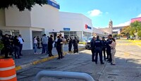 Cinco personas resultaron con crisis nerviosa debido al ataque e incendio dentro del banco en Guadalajara