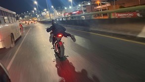 El reporte señala que el conductor compartía el camino con automovilistas durante su recorrido.