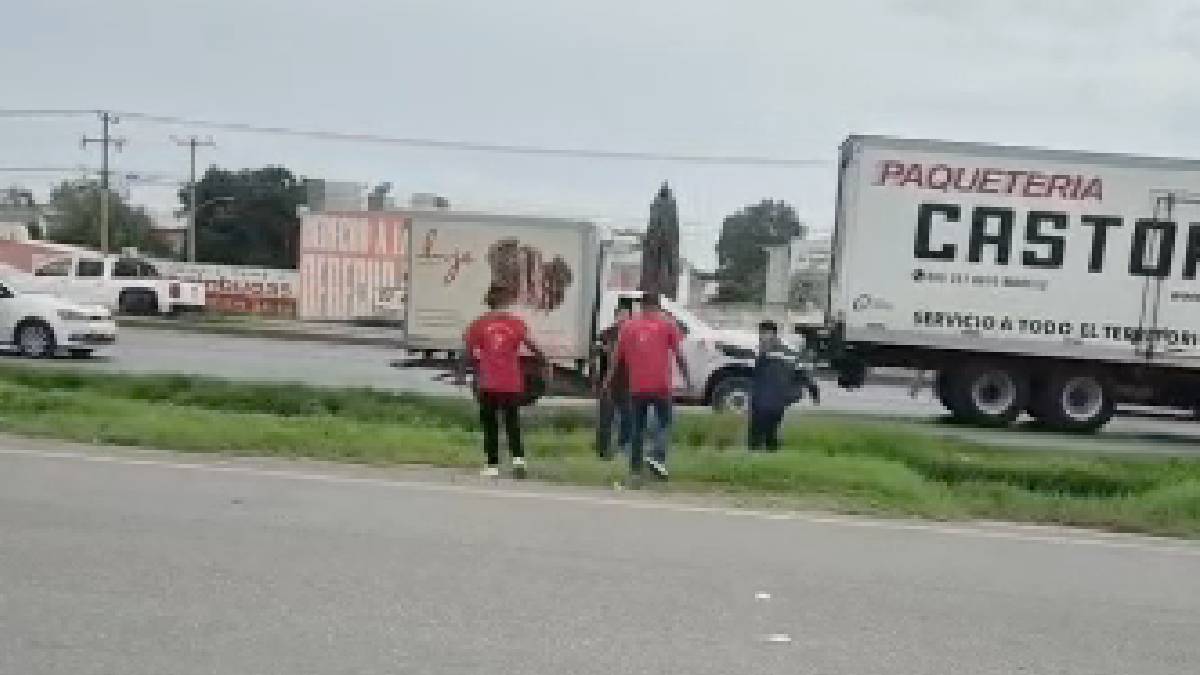 La riña no solo incrementó el riesgo de una colisión por los vehículos que permanecían deteniéndose de manera intempestiva.