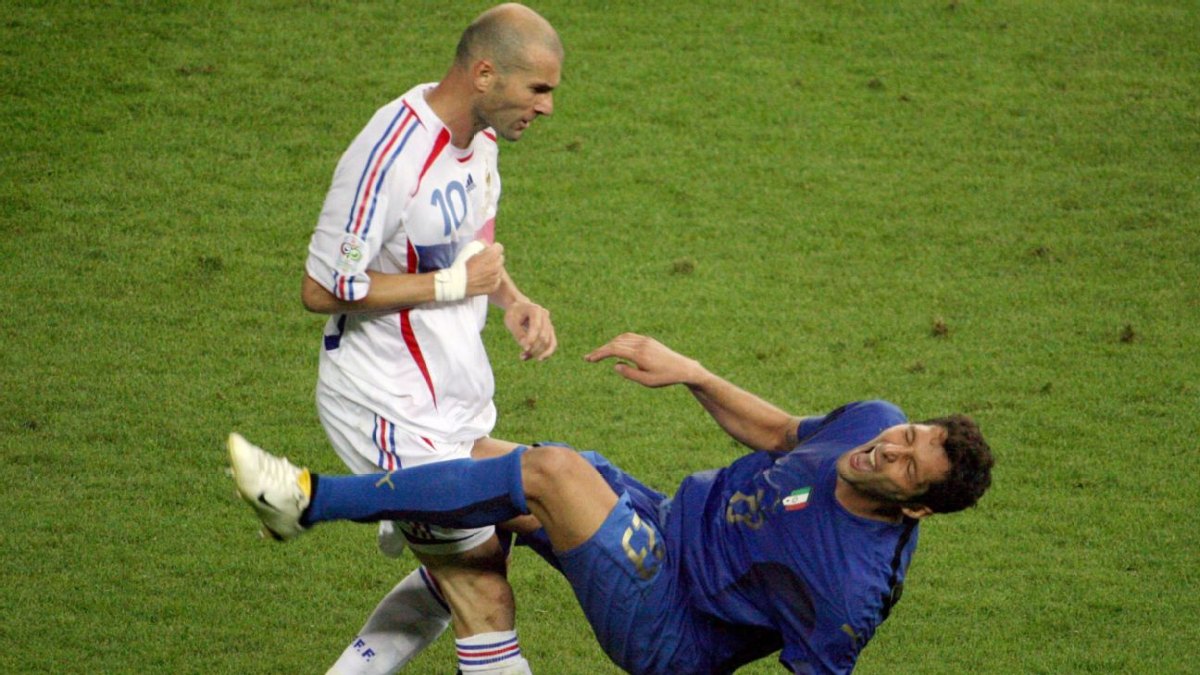 Zinedine Zidane salió expulsado en su último partido como profesional por dar un cabezazo a un rival.