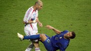 Zinedine Zidane salió expulsado en su último partido como profesional por dar un cabezazo a un rival.