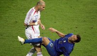 Zinedine Zidane salió expulsado en su último partido como profesional por dar un cabezazo a un rival.