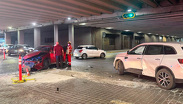 Accidente en el centro de Monterrey provoca caos vial y deja tres lesionados