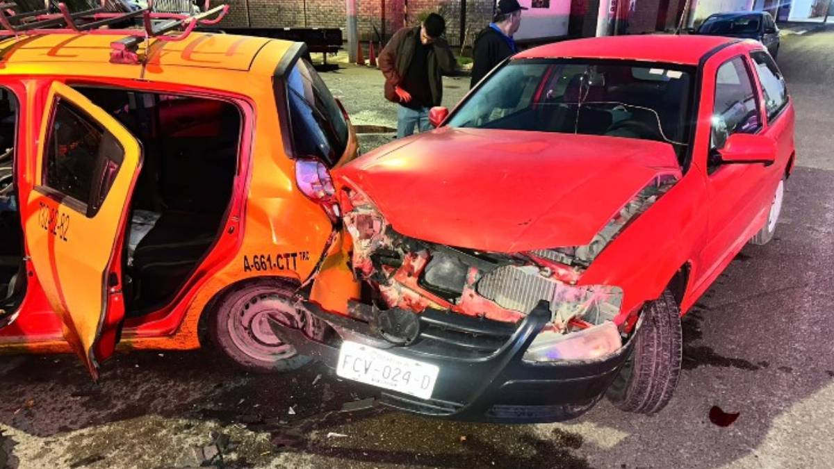 El automóvil señalado como responsable es un Volkswagen Pointer, modelo 2007, color rojo.