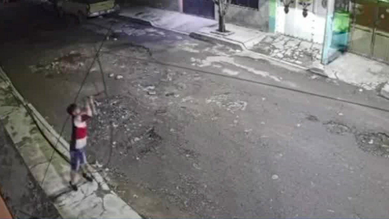 Captan en video a joven robando cableado eléctrico en calles de Ecatepec