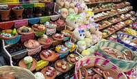 Comerciantes del Mercado Juárez ofrecen flores, veladoras y adornos para los altares del Día de Muertos.