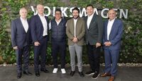 Holger Nestler, presidente y CEO de Volkswagen de México, junto al gobernador Alejandro Armenta y otros invitados a la planta de VW Puebla | @Gob_Pueb