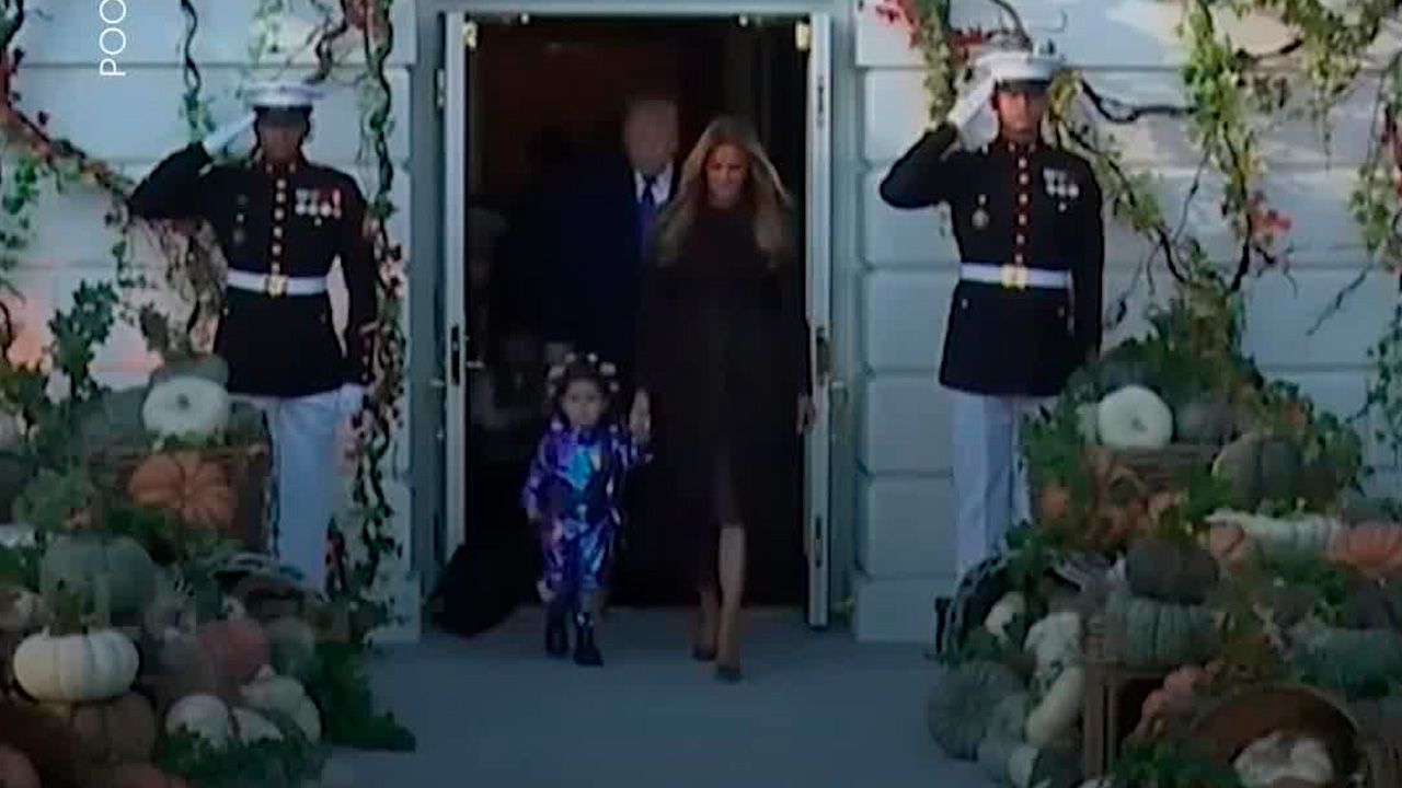 Niño con uniforme soviético fue visto en el espectacular evento de Halloween de Trump