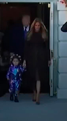Niño con uniforme soviético fue visto en el espectacular evento de Halloween de Trump
