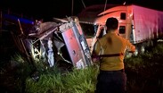 De manera preliminar se informó que la camioneta tipo pickup habría sido impactada por el tráiler por la parte trasera