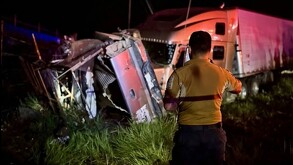 De manera preliminar se informó que la camioneta tipo pickup habría sido impactada por el tráiler por la parte trasera