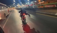 El reporte señala que el conductor compartía el camino con automovilistas durante su recorrido.