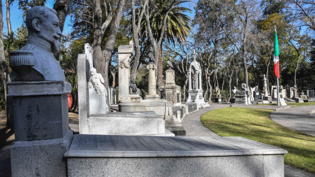 La Rotonda de las Personas Ilustres alberga los restos humanos de 111 personajes históricos de la República Mexicana.