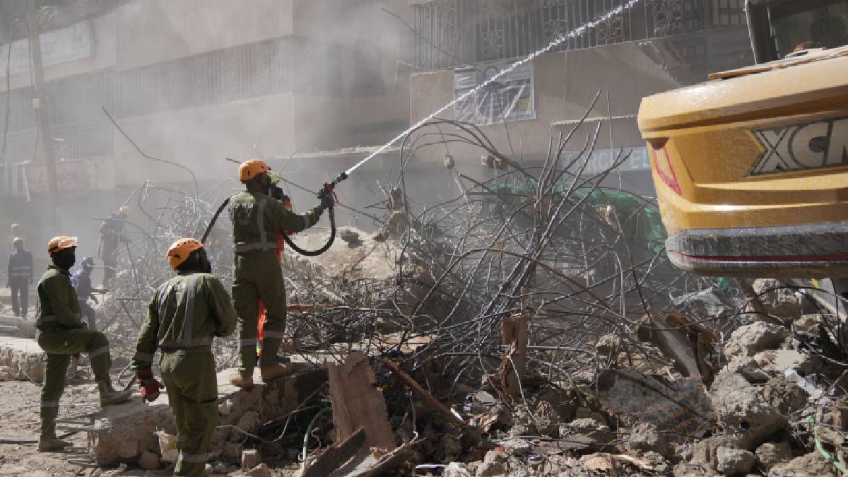 Desde el día de la tragedia, familiares de las víctimas han acampado en las inmediaciones del derrumbe con la esperanza de hallar a sus seres queridos