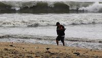 Un turista estadounidense murió en Playa La Ropa en Zihuatanejo tras ser arrastrado por el mar de fondo. | Cuartoscuro